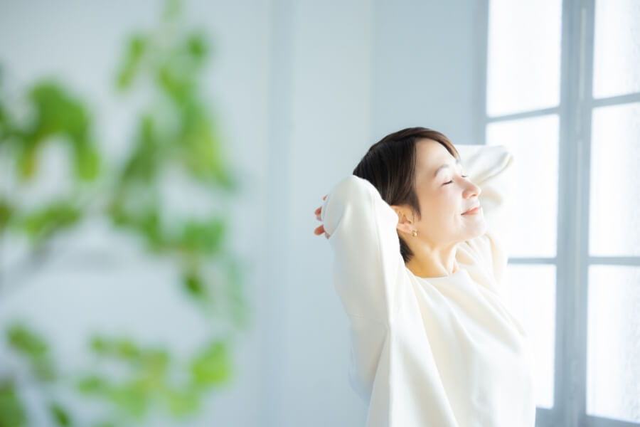 遮熱性の高い家の中で快適に過ごすイメージ