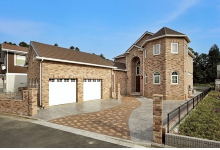 家族と愛車と暮らし、友人たちが集まるレンガ積みの家の写真