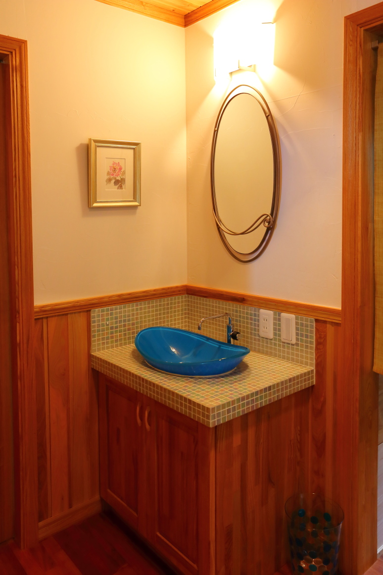 南房総の海の景色と暮らす家の洗面ボールとモザイクタイルがオシャレな洗面台の写真