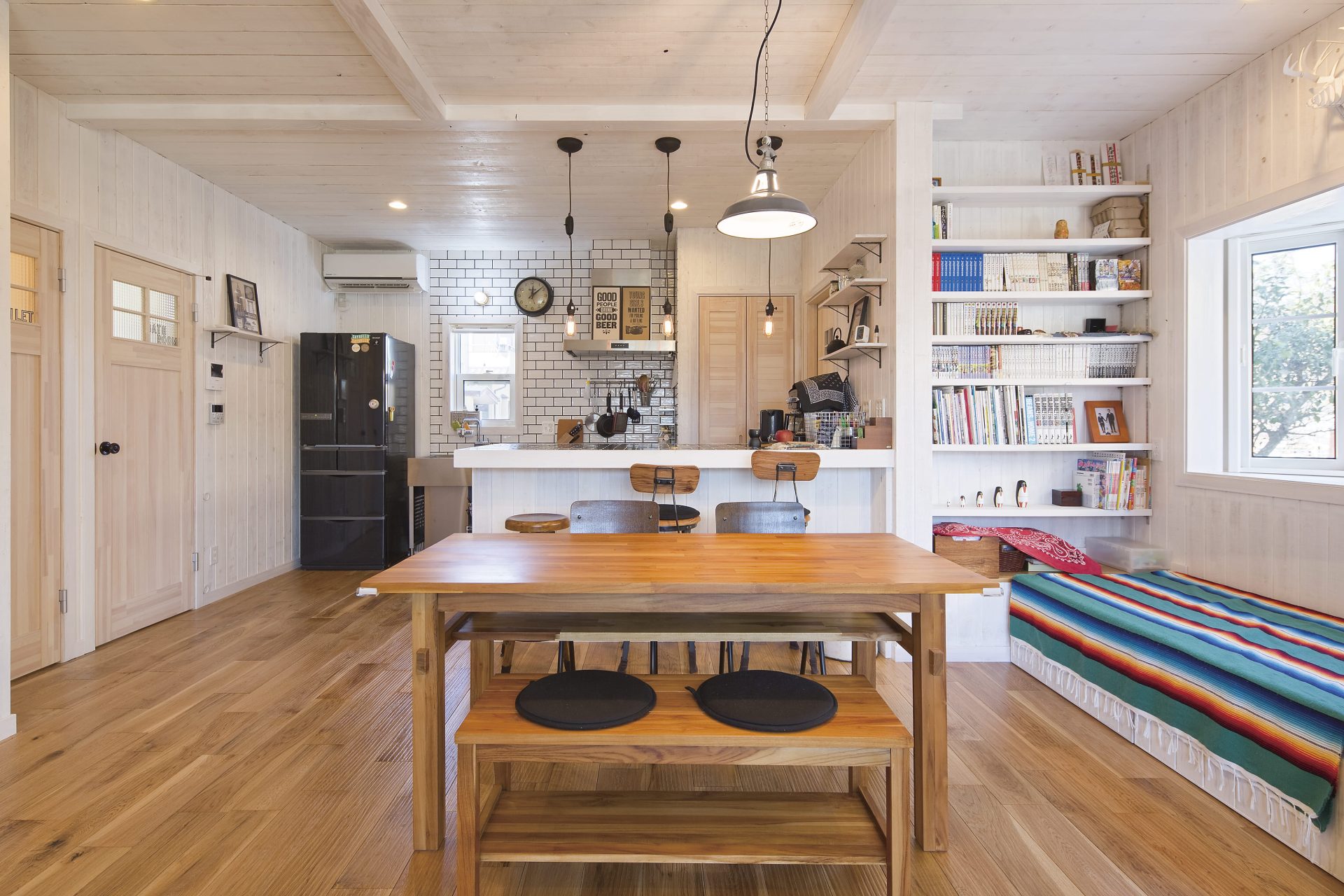 リラックスした雰囲気あふれるカリフォルニアスタイルの家のゆったりとした雰囲気漂うダイニングキッチン