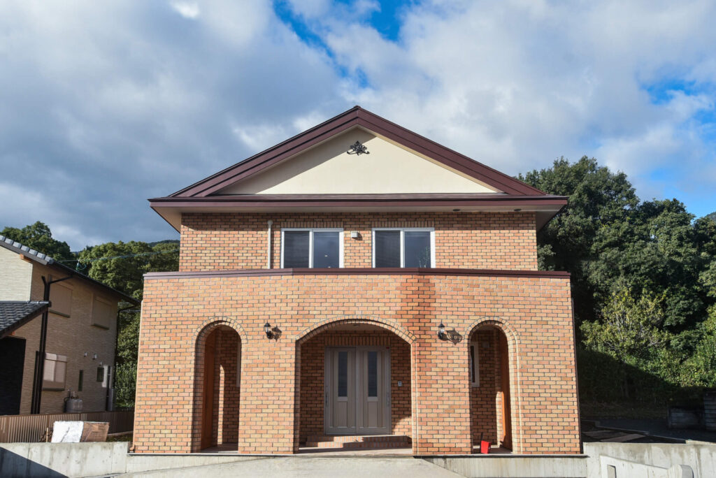 性能を極めた心地よく健康に暮らすレンガ積みの家の写真