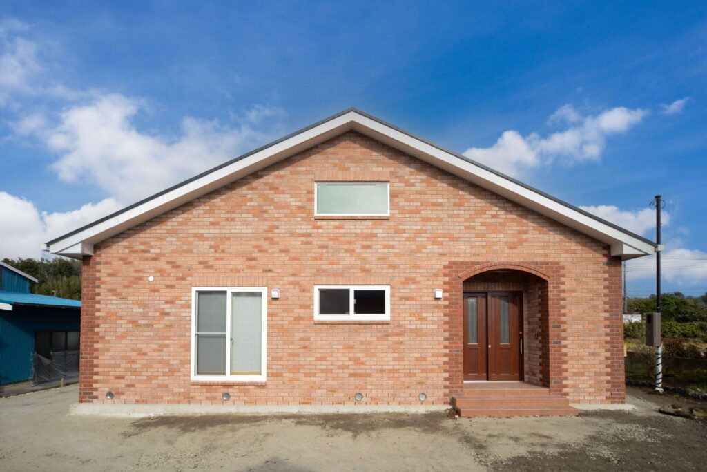 心地よさを大切にした、家族が集うレンガ積みの家の写真