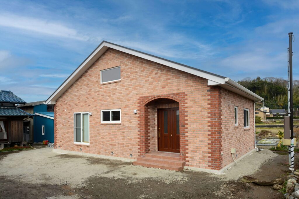 心地よさを大切にした、家族が集うレンガ積みの家の写真